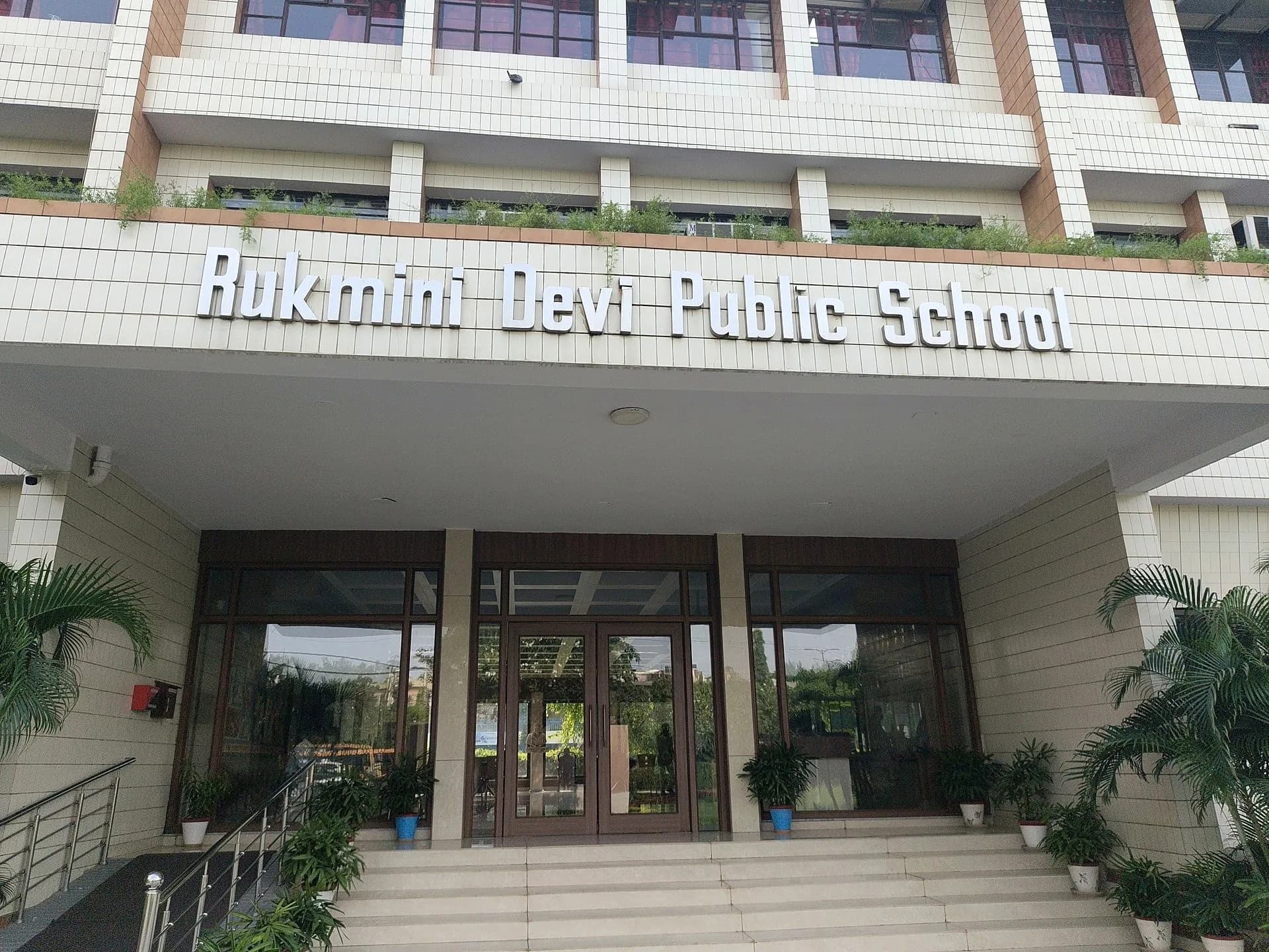 Robotic Sir instructor demonstrating semiconductor technology and a 1-bit electronic circuit to students at Rukmini Devi Public School. photo 4